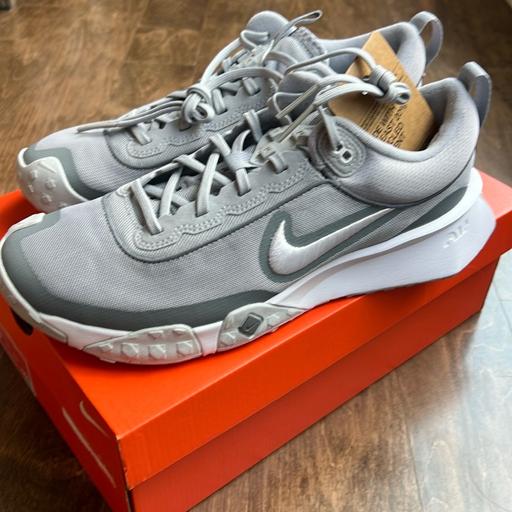 New in box NIKE Air Diamond TURF Size 9 1/2 shoes